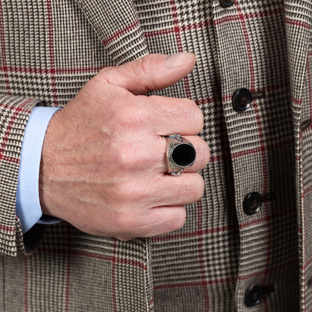 Anello Chevalier con onice nero naturale | Cesare Paciotti