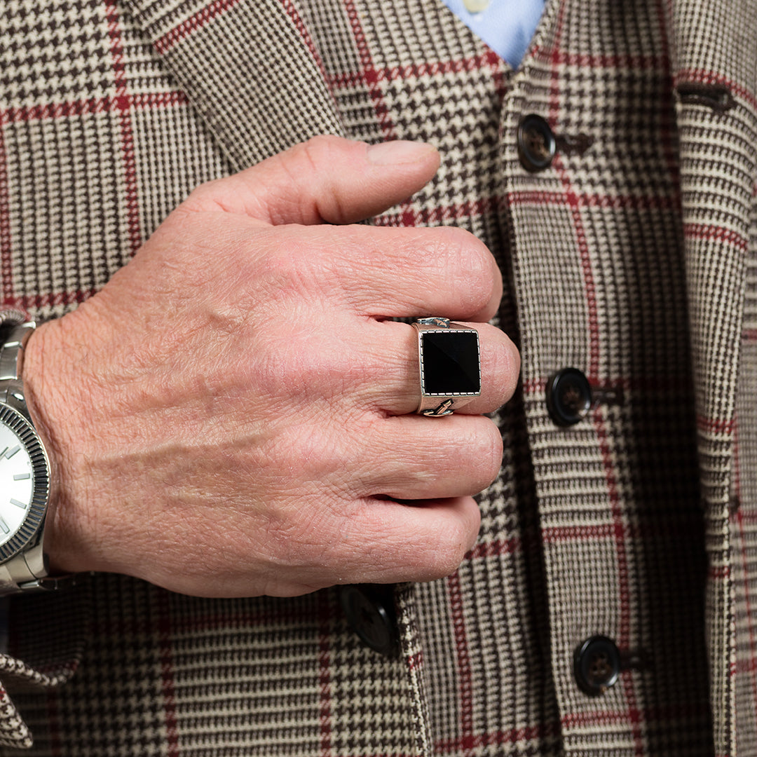 Anello Chevalier con onice nero naturale | Cesare Paciotti