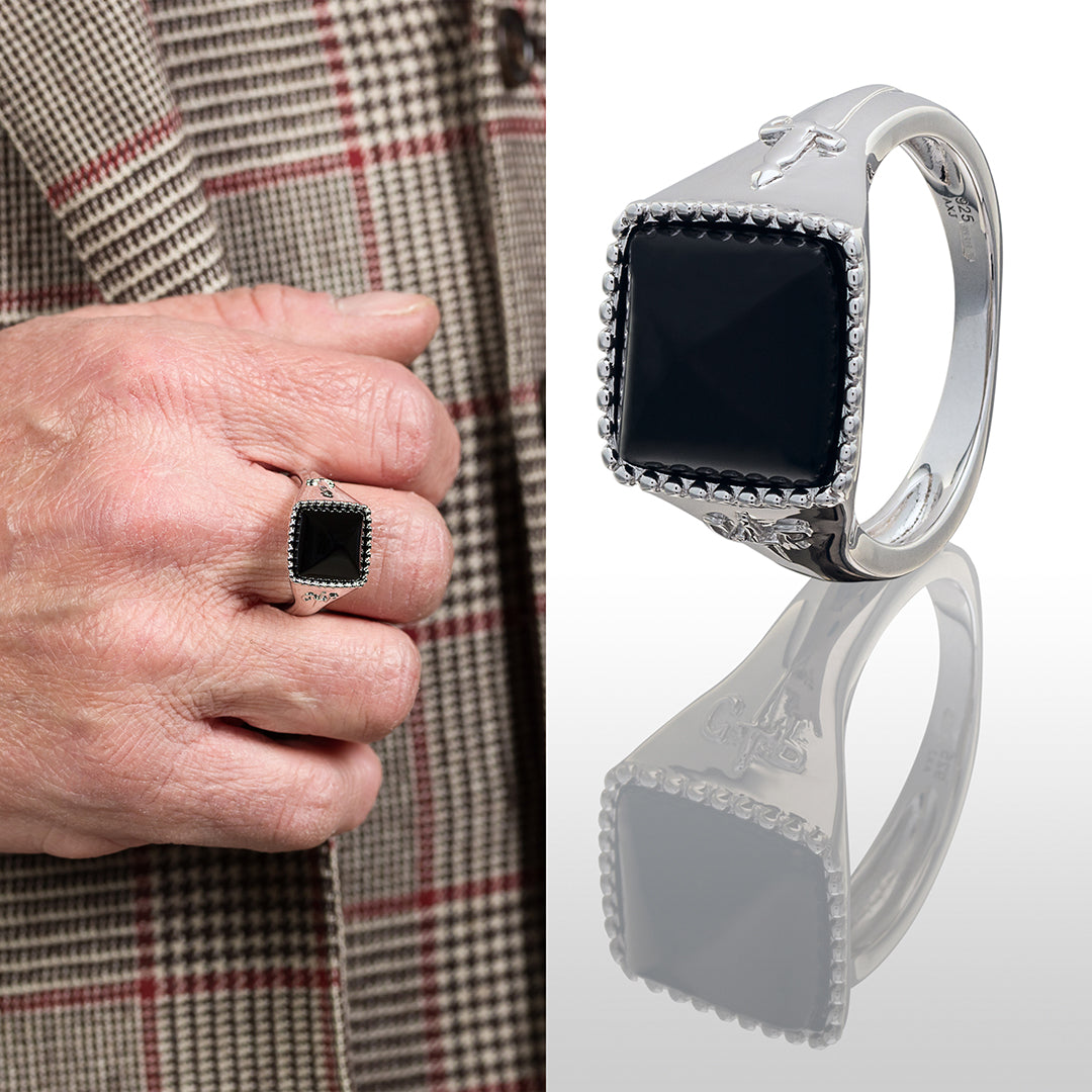 Anello Chevalier con onice nero naturale | Cesare Paciotti