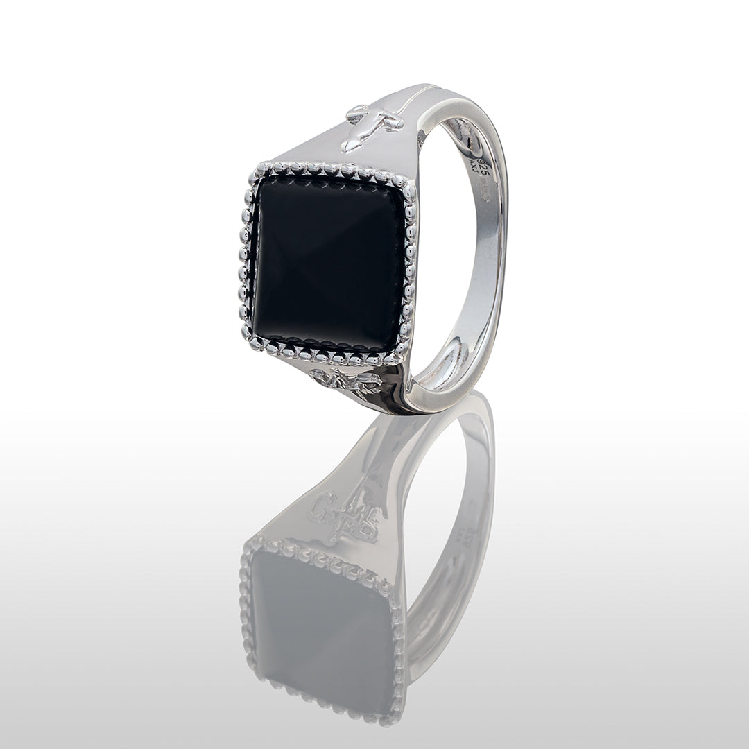 Anello Chevalier con onice nero naturale | Cesare Paciotti