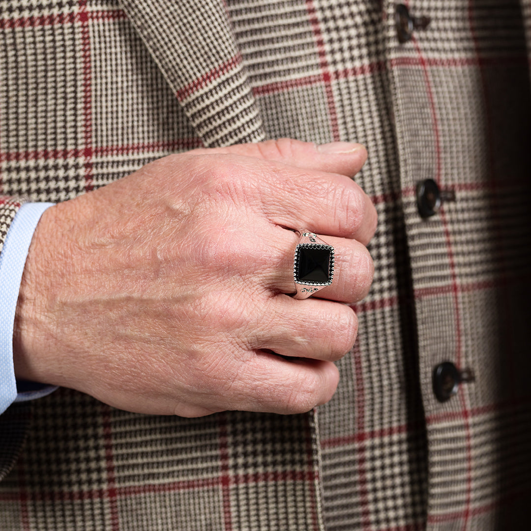 Anello Chevalier con onice nero naturale | Cesare Paciotti