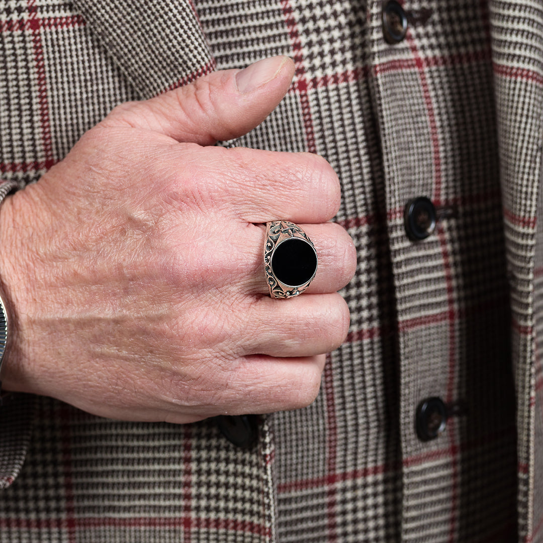 Anello Chevalier con onice nero naturale | Cesare Paciotti