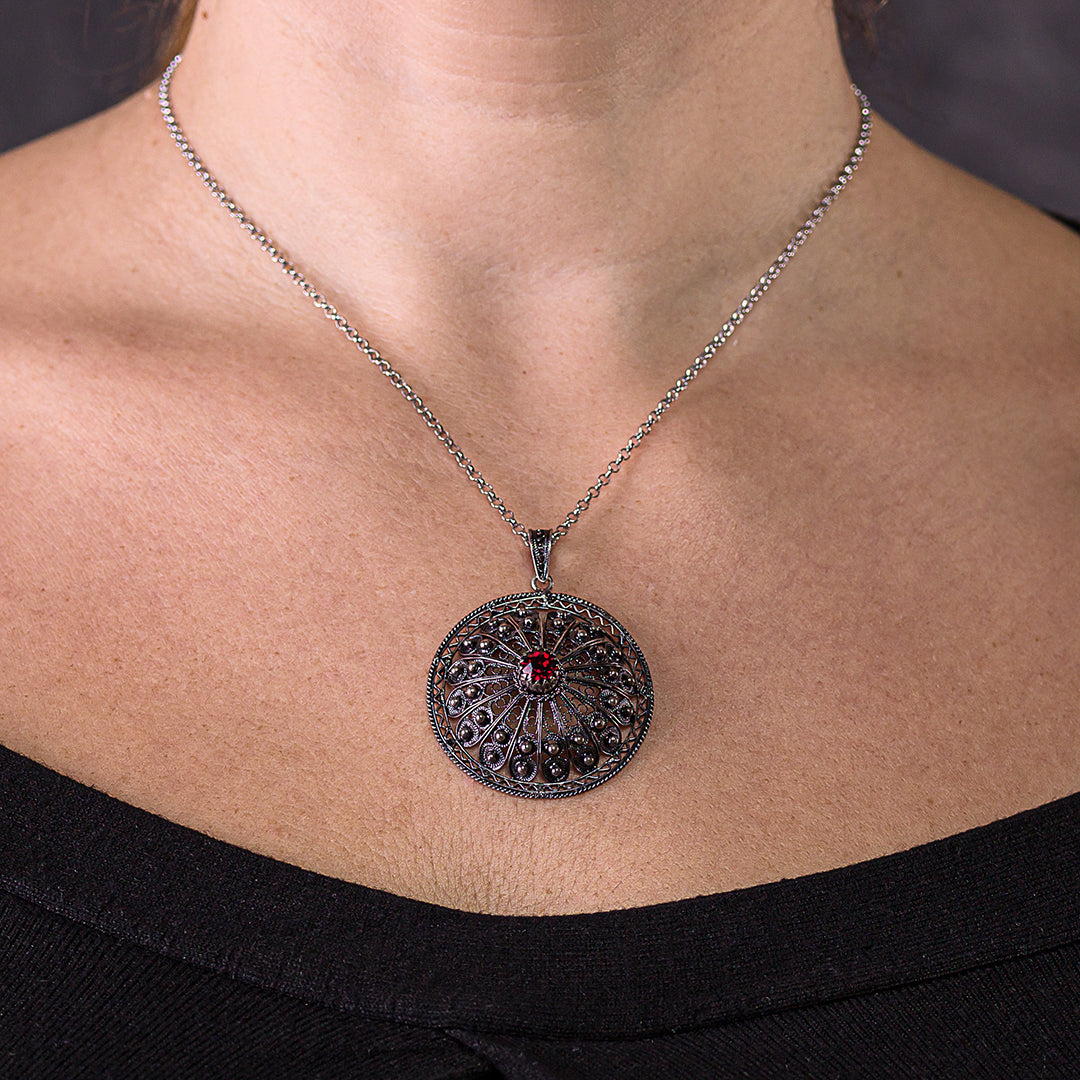 Collana con bottone in filigrana d'argento e granato rosso | Artigianato Sardo