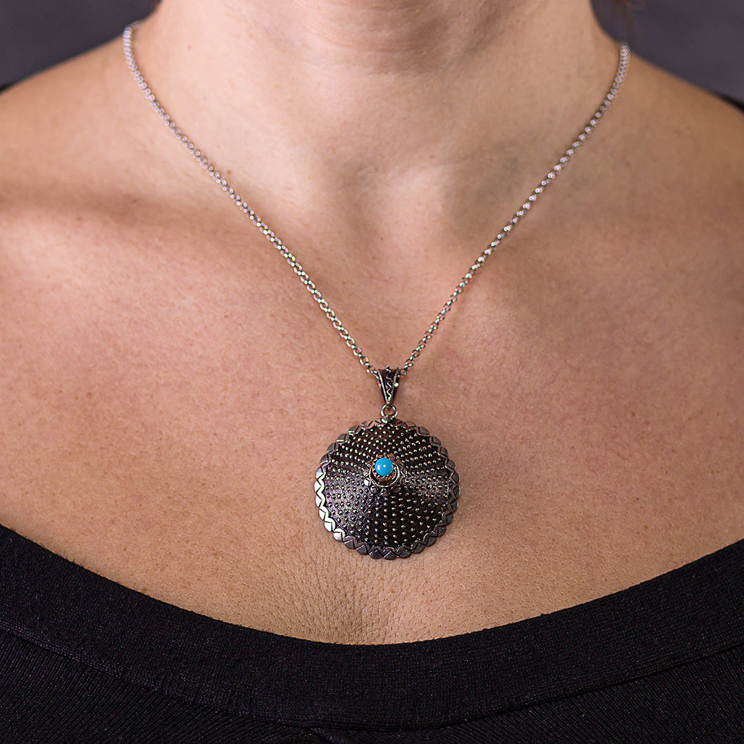 Collana con bottone in filigrana d’argento e pietra turchese | Artigianato Sardo