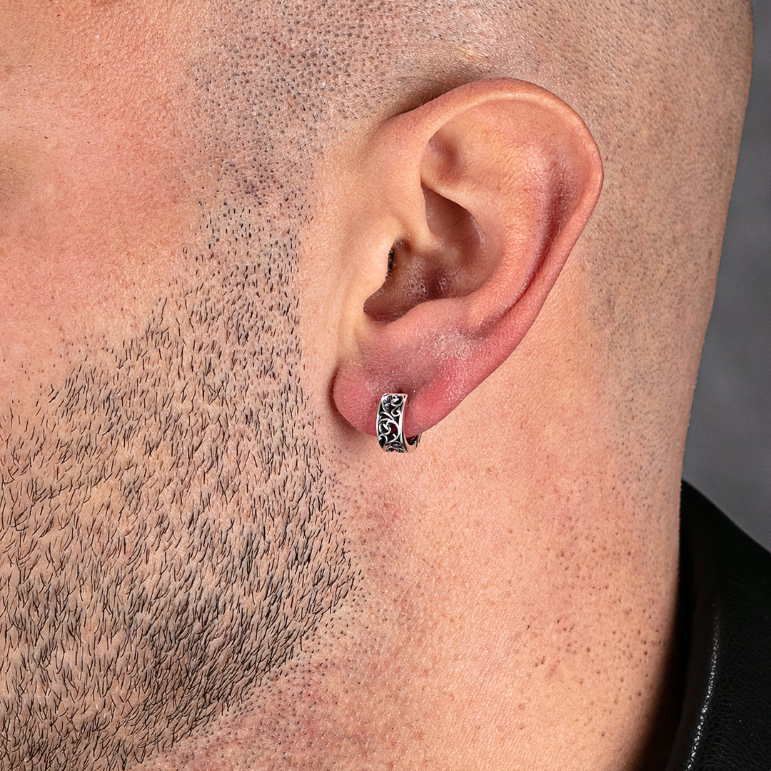 Orecchini Huggie | Argento traforato | Cesare Paciotti