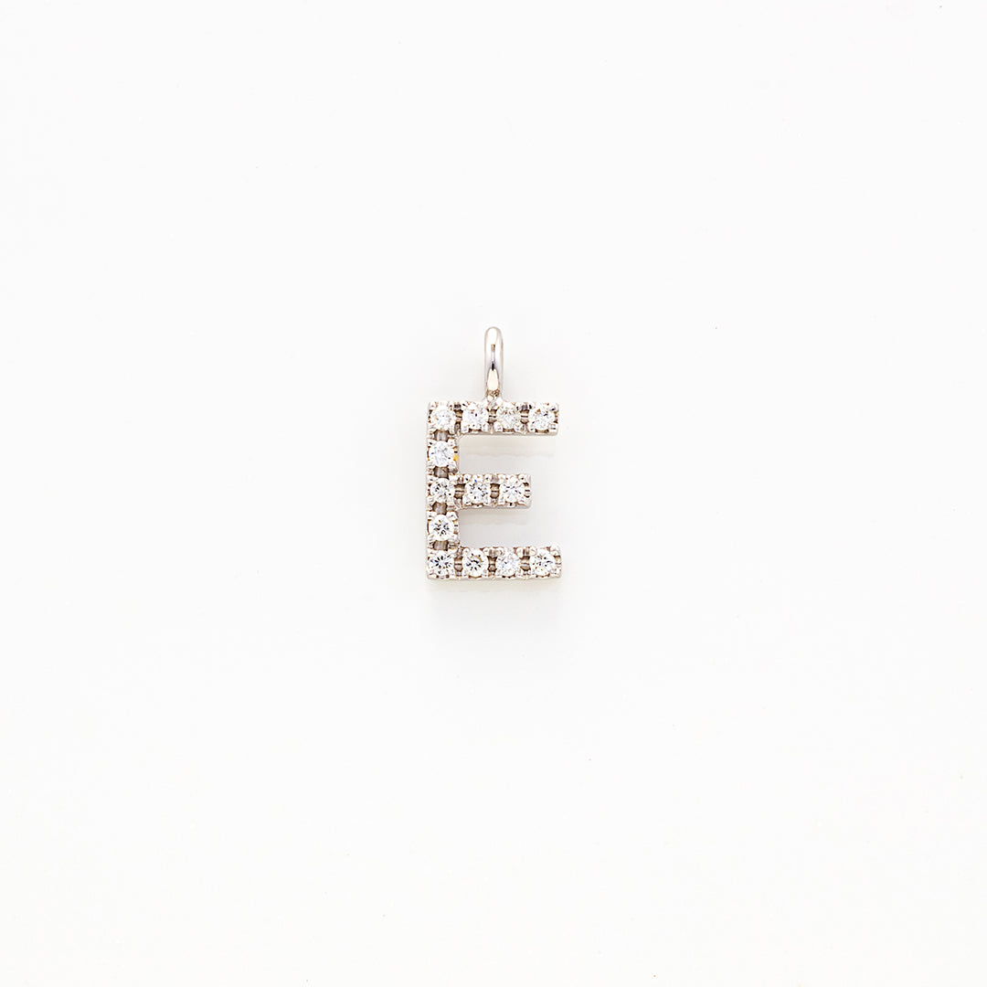 Ciondolo Iniziale "E" in Oro Bianco e Diamanti | Mirco Visconti