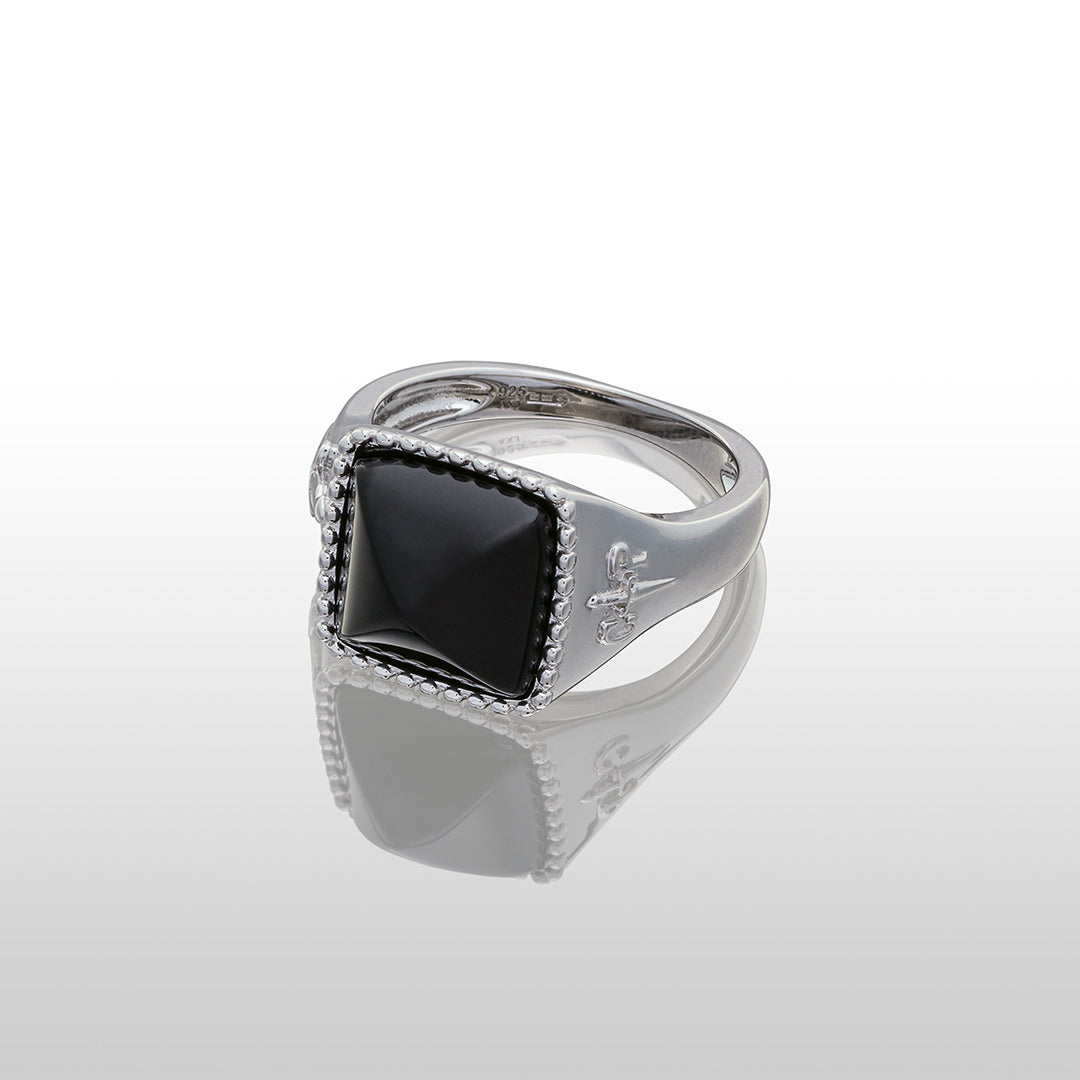 Anello Chevalier con onice nero naturale | Cesare Paciotti